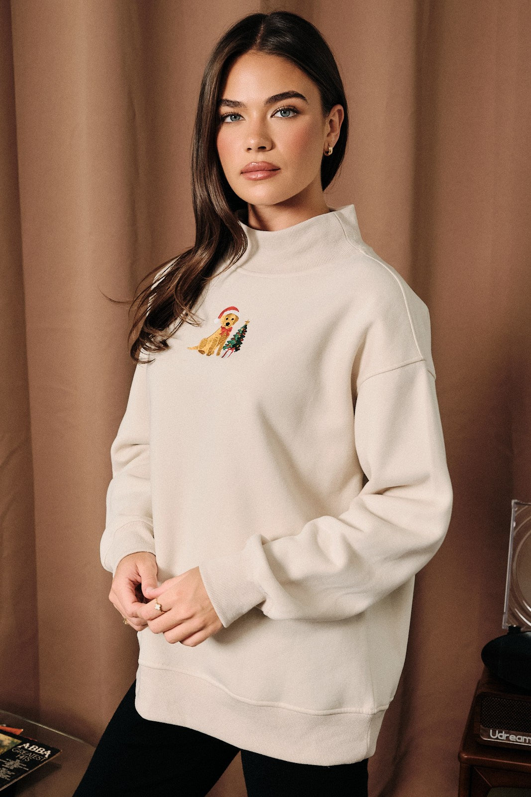 Bowen Golden Retriever Mock Neck Sweatshirt in Beige, photo 2