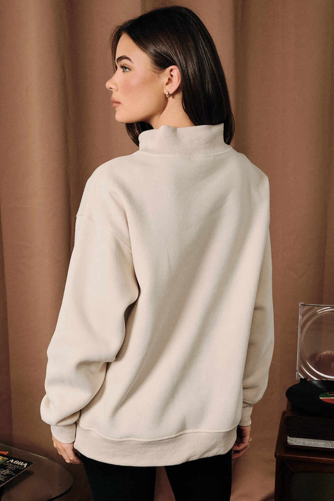 Bowen Golden Retriever Mock Neck Sweatshirt in Beige, photo 3